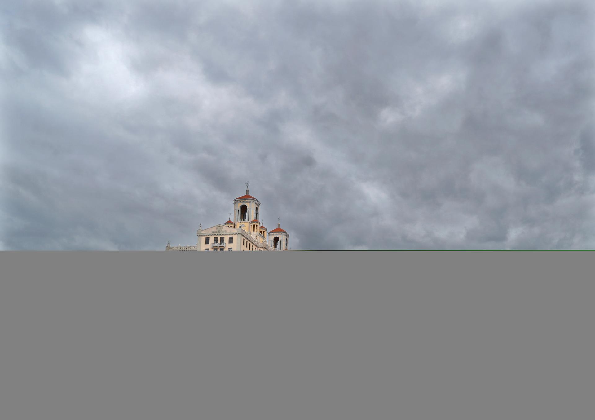 Vista de nubes sobre el Hotel Nacional causadas por la proximidad de una tormenta, en La Habana (Cuba). EFE/ Yander Zamora