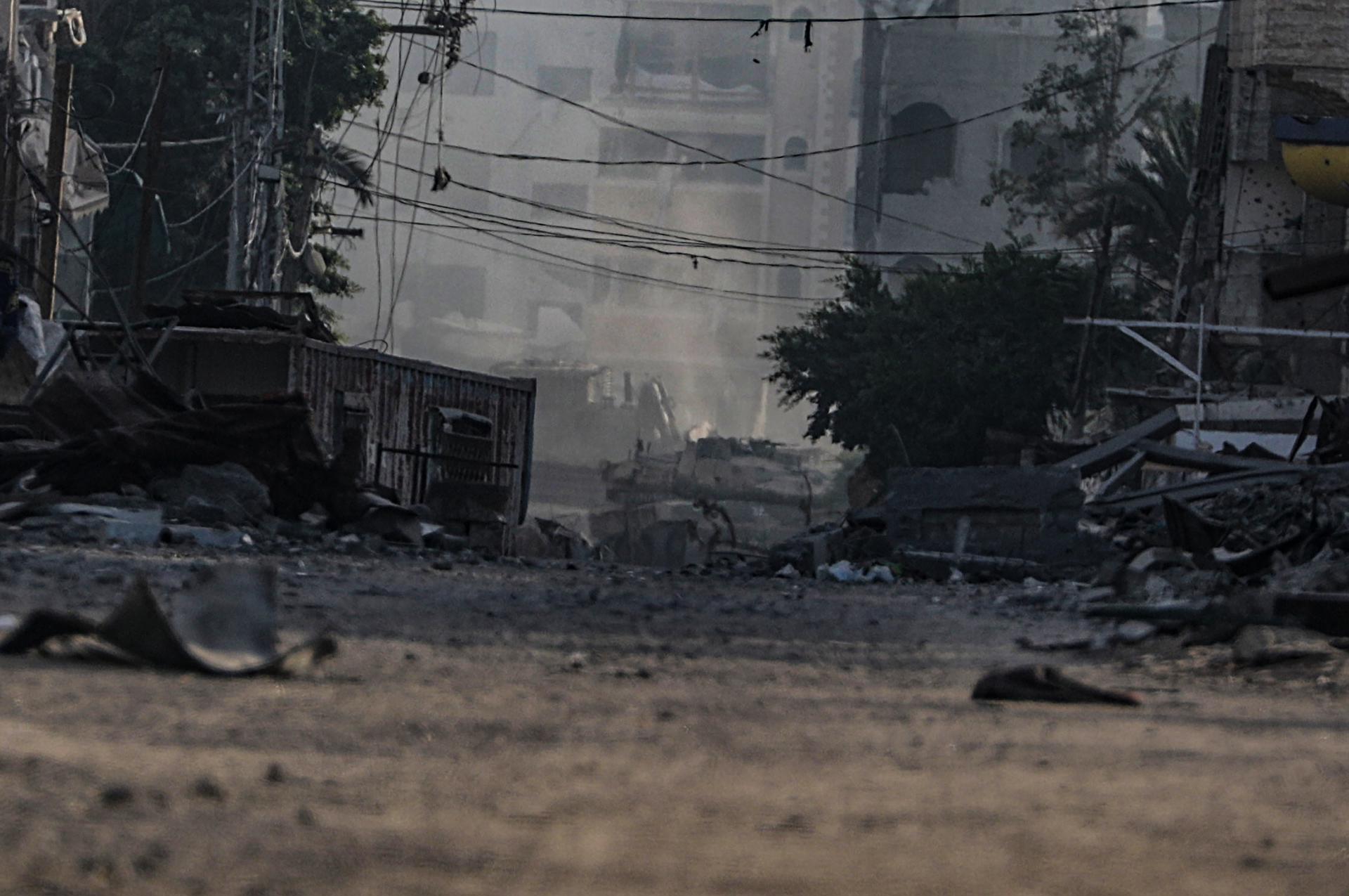 Fotografía de archivo de un tanque israelí que bloquea la calle en el barrio de Tal Al Hawa durante una operación militar israelí en la ciudad de Gaza, Franja de Gaza, el 22 de septiembre de 2025. EFE/Mohammed Saber