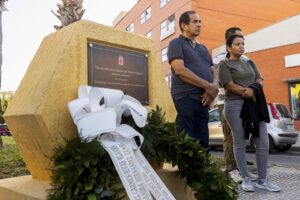 Familiares de las víctimas del incendio de las discotecas Teatre y Fonda Milagros de Murcia junto a la placa en recuerdo de las 13 víctimas en el primer aniversario del suceso. EFE/Marcial Guillén