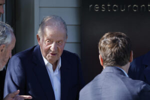 El rey emérito Juan Carlos a su salida de un resturante, este lunes en la localidad pontevedresa de O Grove.-EFE/ Lavandeira Jr