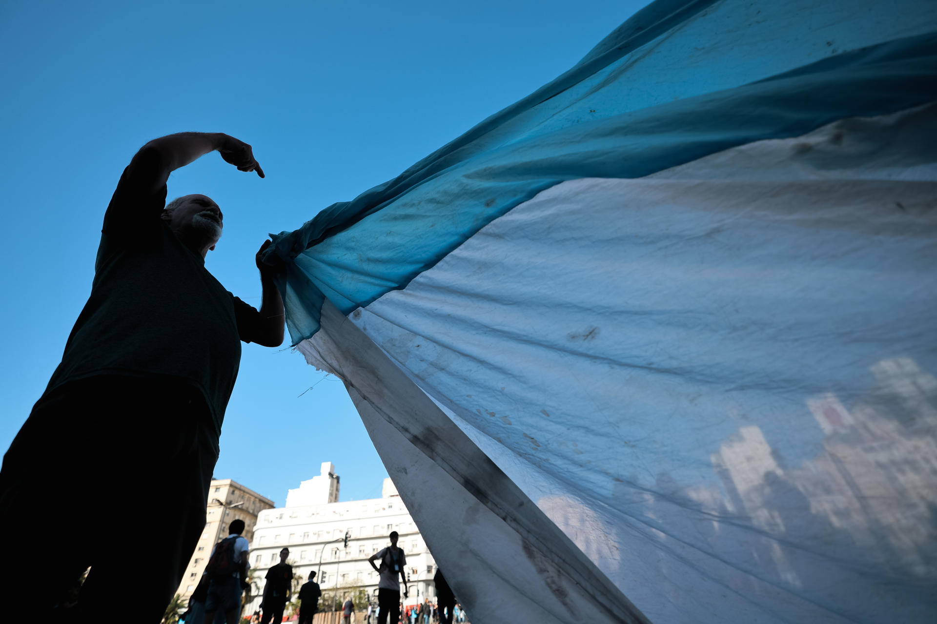 Una persona se manifiesta este viernes, en rechazo al veto del presidente de Argentina, Javier Milei, a una ley que declara la emergencia en salud pediátrica, en Buenos Aires (Argentina). EFE/ Juan Ignacio Roncoroni
