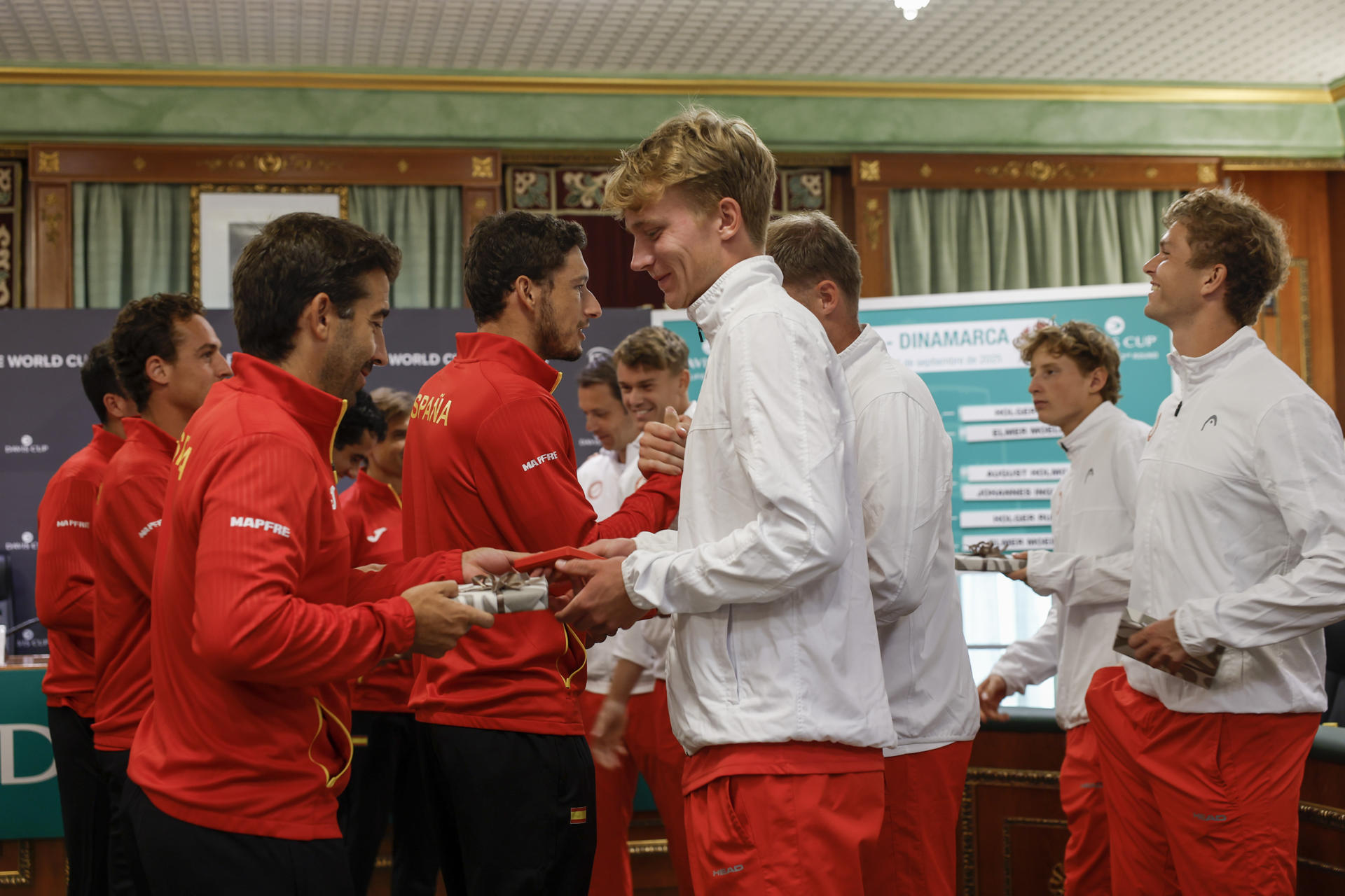 Los miembros del equipo español de Copa Davis (i) intercambia obsequios con los tenistas del equipo danés durante el sorteo de emparejamientos de la segunda ronda clasificatoria de la Copa Davis 2025 este viernes en el Salón de Plenos del Ayuntamiento de Marbella. EFE/ Jorge Zapata
