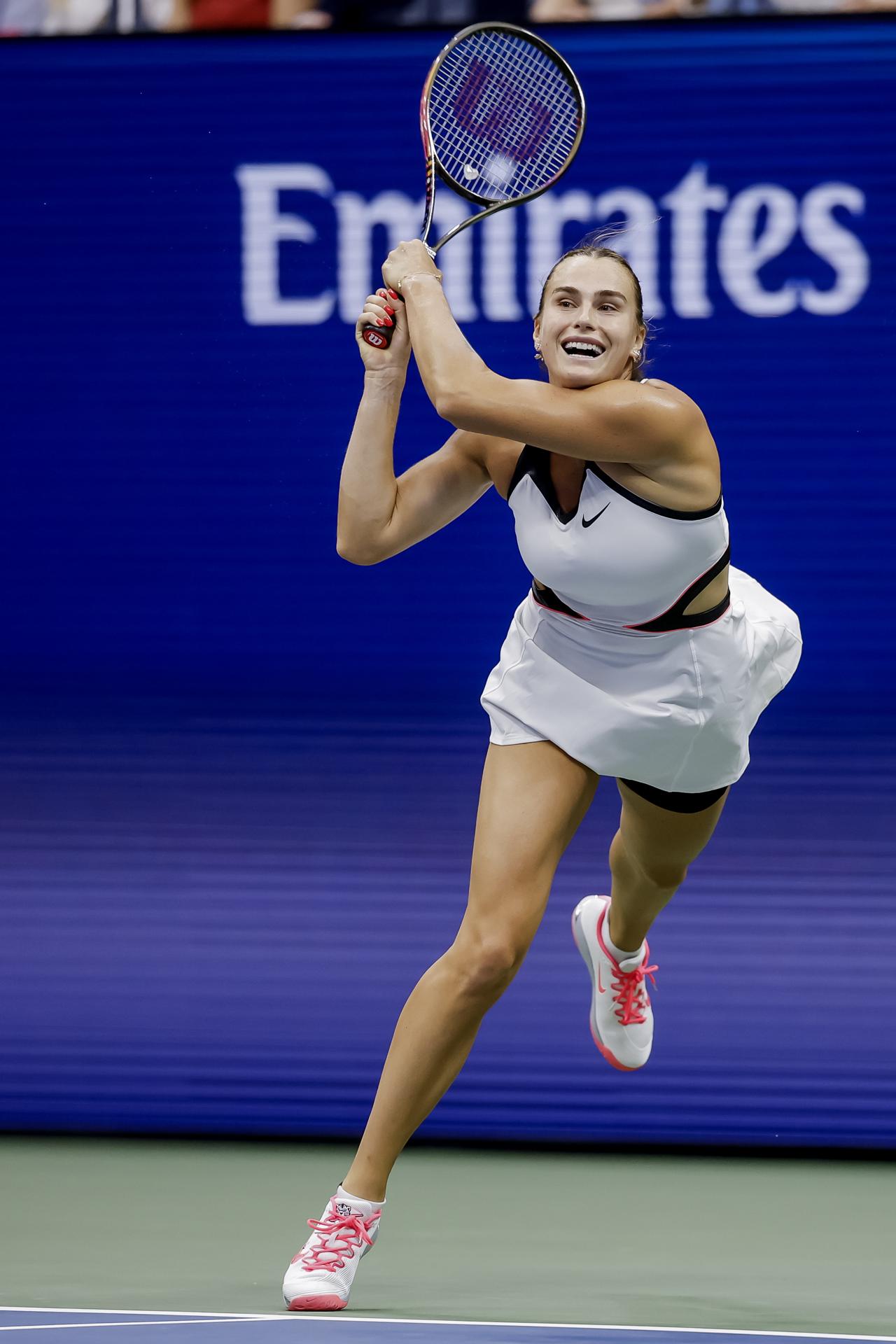 La bielorrusa Aryna Sabalenka en acción contra la estadounidense Amanda Anisimova durante la final de individuales femeninos del Campeonato de Tenis Abierto de EE.UU. en el Centro Nacional de Tenis USTA Billie Jean King en Flushing Meadows, Nueva York (EE.UU.). EFE/JOHN G. MABANGLO
