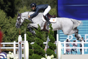 Fotografía de archivo del jinete español Sergio Álvarez Moya en la ronda clasificatoria de salto de los Juegos Olímpicos de París 2024 en el Palacio de Versalles, Francia. EFE/ Juanjo Martín