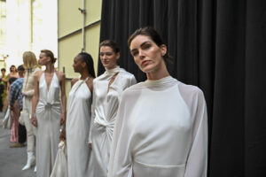 Varias modelos, antes de desfilar en la presentación de las creaciones de la firma colombiana Silvia Tcherassi en la semana de la Moda de Madrid, este miércoles en la Galería de Cristal del Palacio de Cibeles. EFE/ Fernando Villar