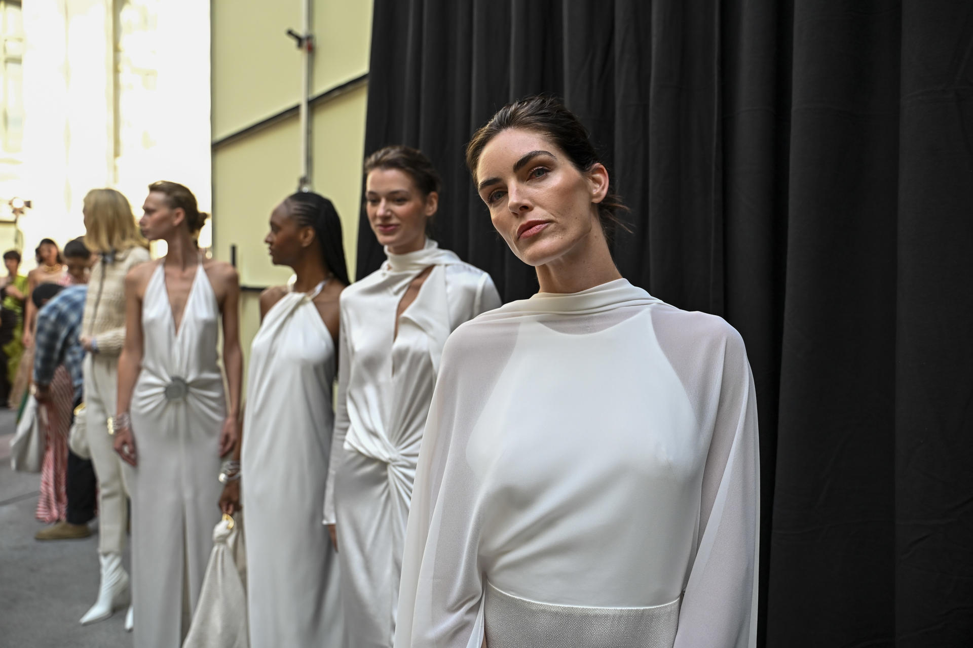 Varias modelos, antes de desfilar en la presentación de las creaciones de la firma colombiana Silvia Tcherassi en la semana de la Moda de Madrid, este miércoles en la Galería de Cristal del Palacio de Cibeles. EFE/ Fernando Villar