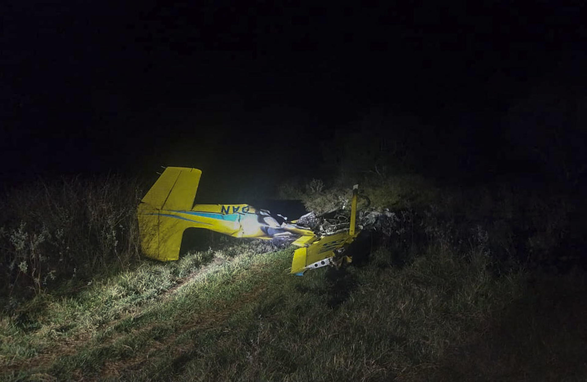 Fotografía cedida por el Cuerpo de Bomberos de Aquidauana que muestra una avioneta estrellada este 23 de septiembre de 2025, en Aquidauana (Brasil).EFE/ Cuerpo de Bomberos de Aquidauana