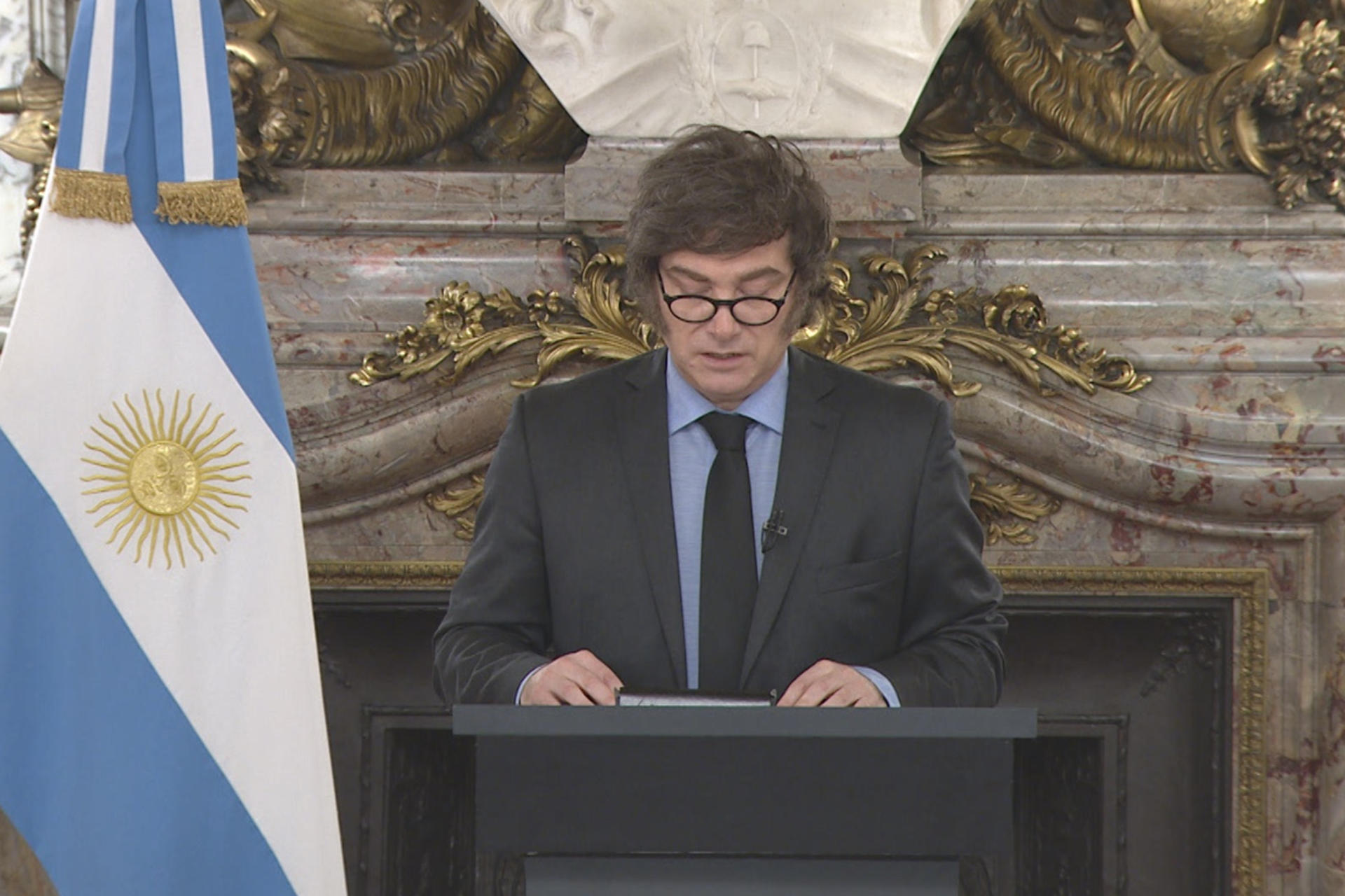 Fotografía cedida por la Presidencia de Argentina de su mandatario, Javier Milei, hablando este lunes, en Buenos Aires (Argentina). EFE/ Presidencia de Argentina