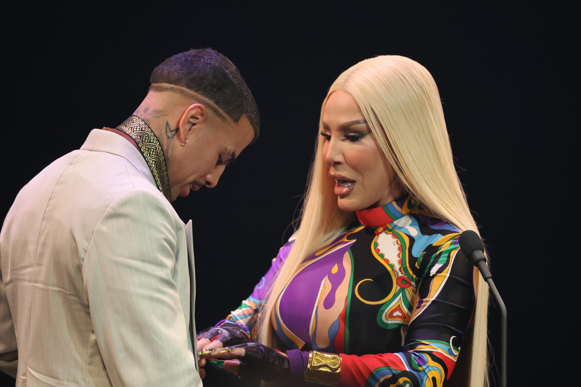 El cantante y compositor puertorriqueño Rauw Alejandro recibe un premio de la cantante y compositora Ivy Queen en los Premios de la Herencia Hispana 2025 este jueves, en Washington DC. (Estados Unidos). EFE/ Octavio Guzmán
