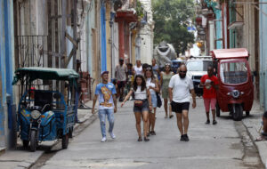 Fotografía de archivo, tomada el pasado 27 de abril, de un grupo de turistas al pasear por una calle del centro de La Habana (Cuba).  EFE/Ernesto Mastrascusa