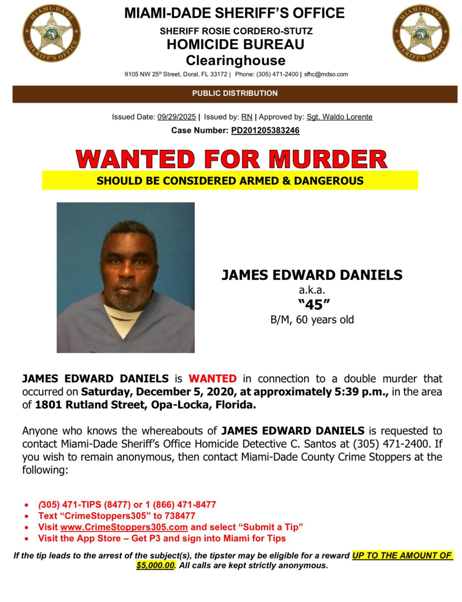 Cartel divulgado por la Oficina del Sheriff del Condado de Miami-Dade donde aparece James Edward Daniels, de 60 años, que se encontraba bajo custodia en el centro correccional Turner Guilford Knight, en Miami, por el secuestro, la tortura y el asesinato en 2020 de dos camioneros, Osmar Oliva y Johan Gonzalez Quesada, y que luego fue liberado "debido a un error de procedimiento". EFE/Oficina Sheriff Miami-Dade