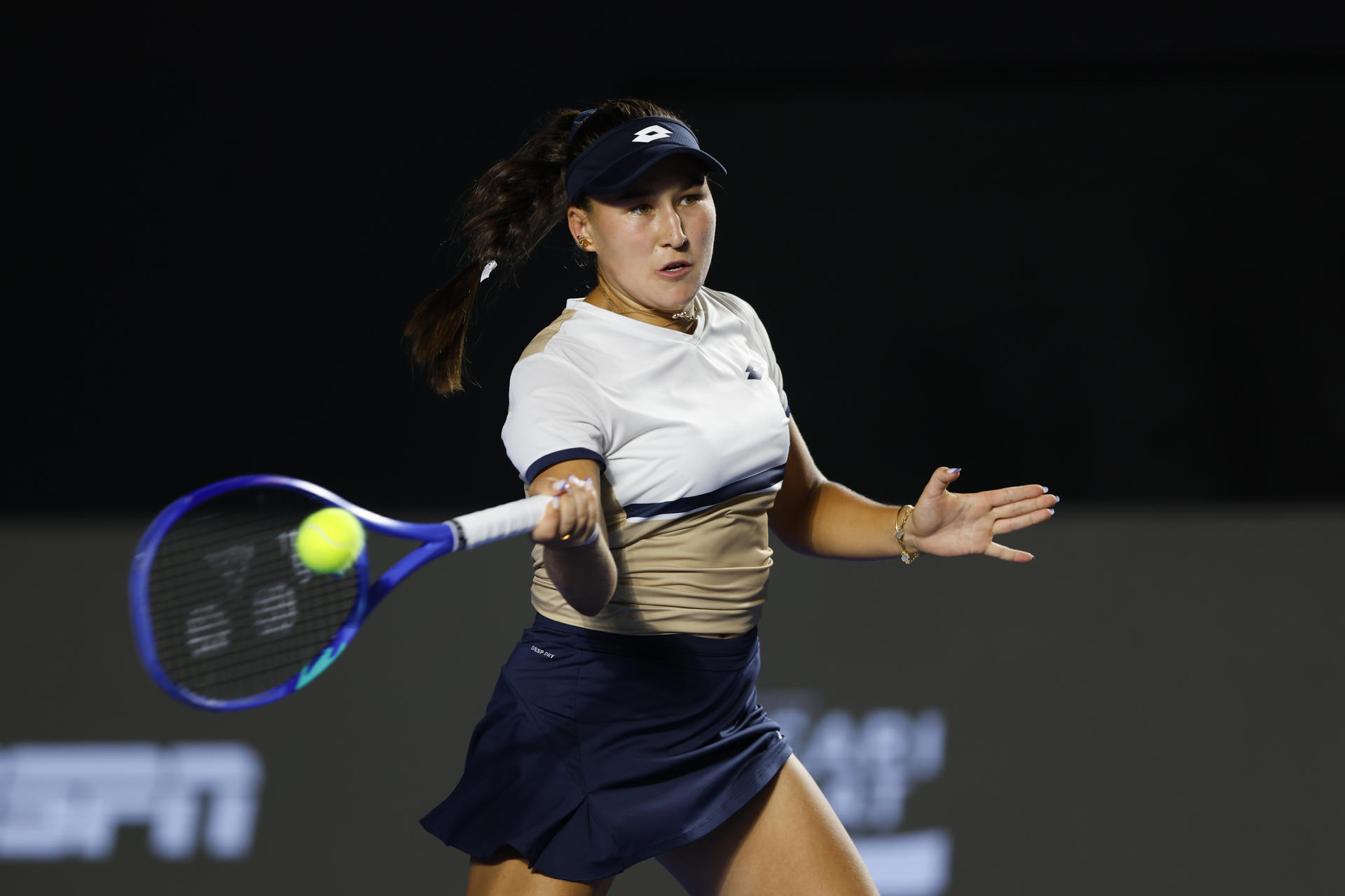 La tenista rusa Kamilla Rakhimova devuelve una bola ante la colombiana Camila Osorio este martes, durante un partido del Guadalajara Open WTA 500, en el Centro Panamericano de Tenis, en Guadalajara (México). EFE/ Francisco Guasco