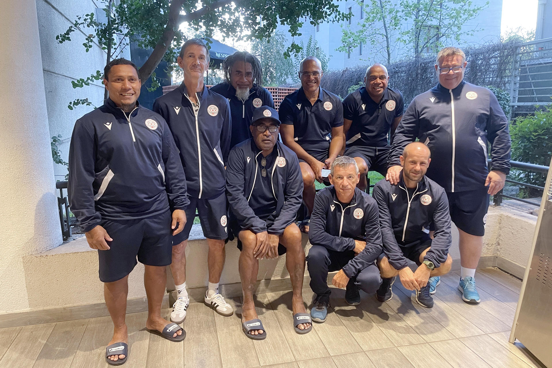 Integrantes del cuerpo técnico de la selección de Nueva Caledonia en Santiago (Chile), sede del Mundial Sub-20 de fútbol. EFE/Raúl Gómez
