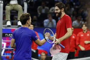 El tenista noruego Casper Ruud (i) saluda tras derrotar este viernes al estadounidense Reilly Opelka en el partido inaugural de la Copa Laver 2025 en San Francisco (Estados Unidos), un triunfo que adelantó a Europa por 1-0. EFE/EPA/JOHN G. MABANGLO