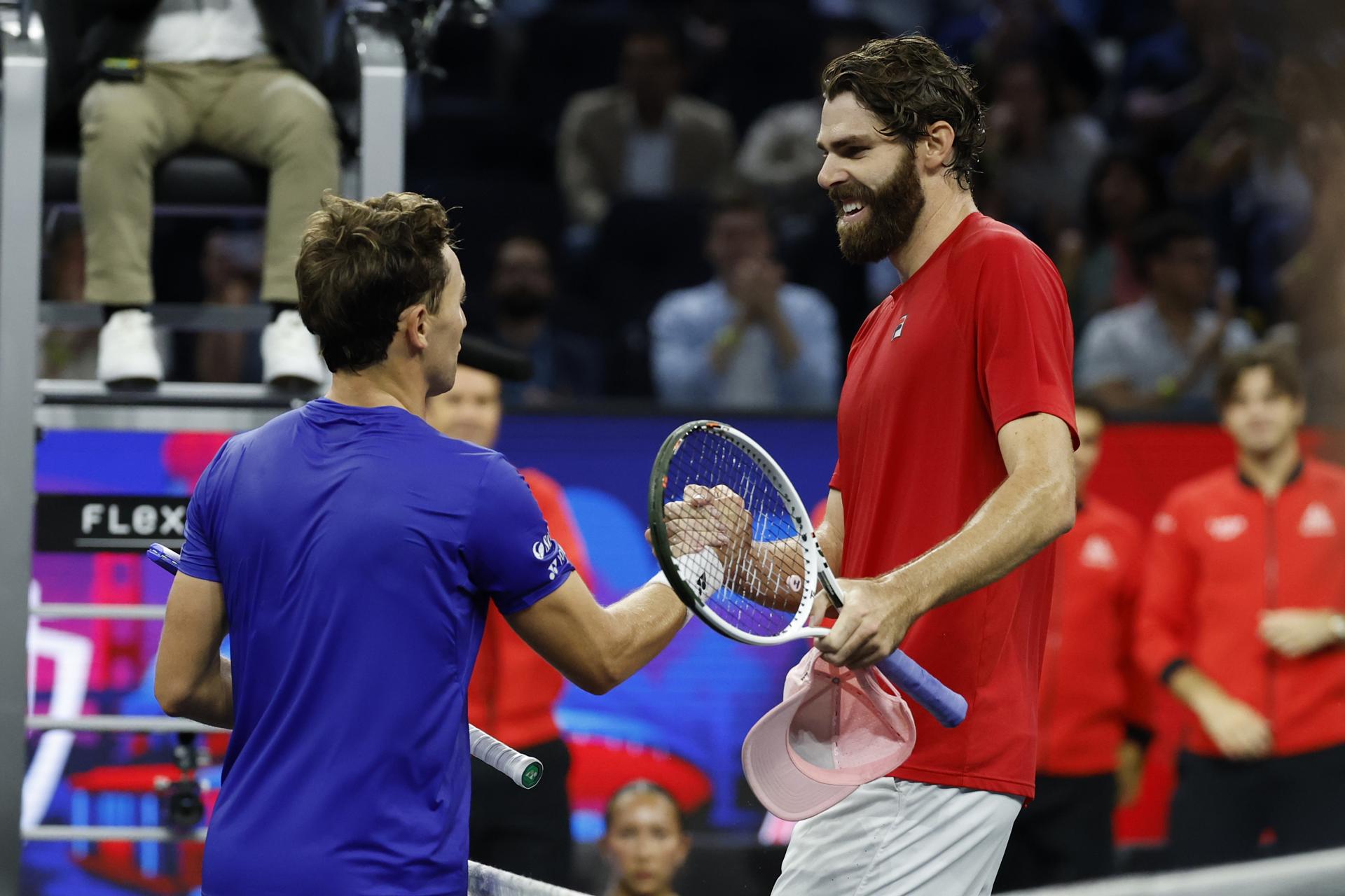 El tenista noruego Casper Ruud (i) saluda tras derrotar este viernes al estadounidense Reilly Opelka en el partido inaugural de la Copa Laver 2025 en San Francisco (Estados Unidos), un triunfo que adelantó a Europa por 1-0. EFE/EPA/JOHN G. MABANGLO