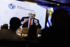 El canciller de Uruguay, Mario Lubetkin (en pantalla), habla en el III Foro Latinoamericano de Economía Verde (FLEV) este jueves, en São Paulo (Brasil). EFE/ Isaac Fontana