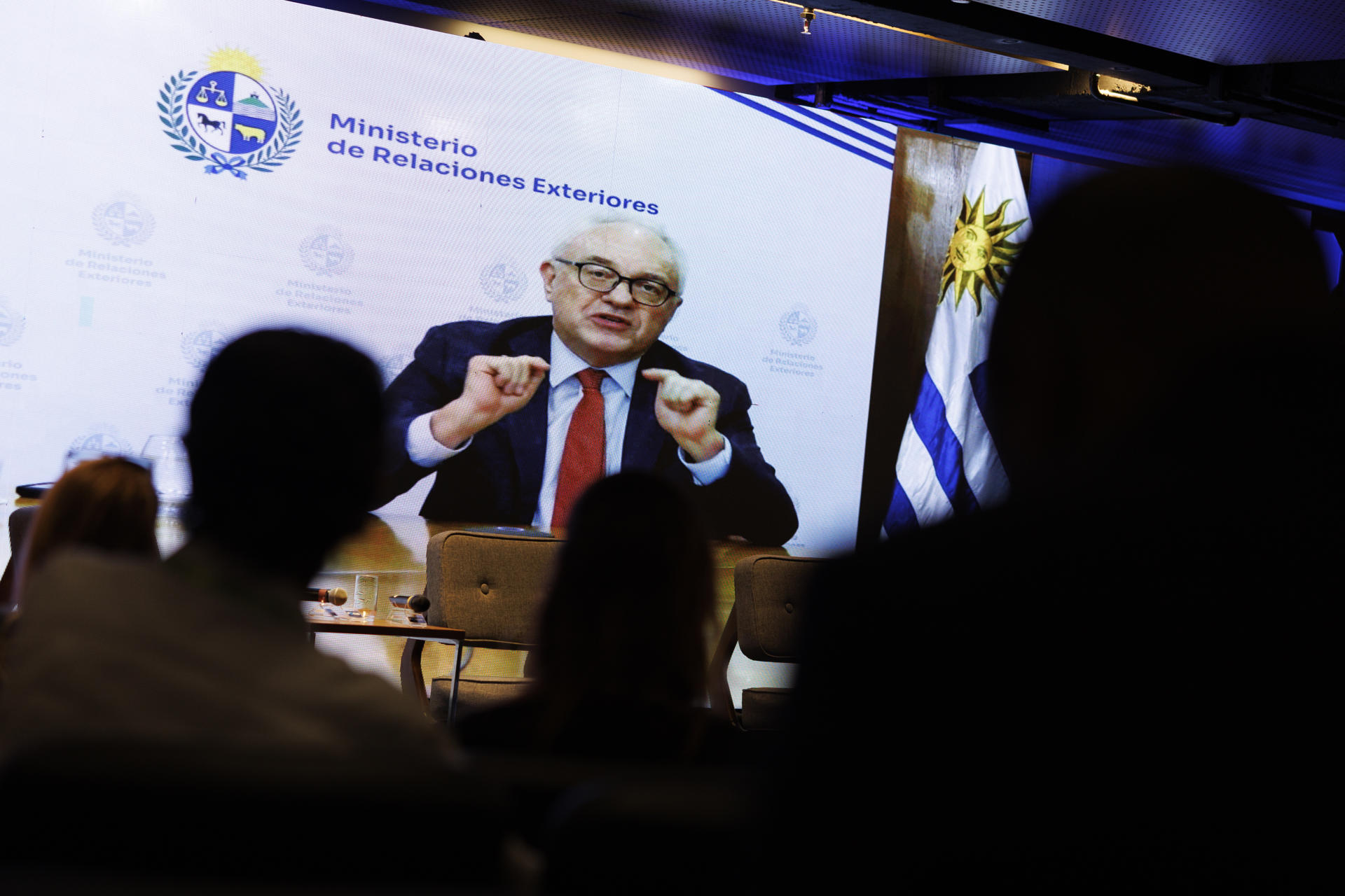 El canciller de Uruguay, Mario Lubetkin (en pantalla), habla en el III Foro Latinoamericano de Economía Verde (FLEV) este jueves, en São Paulo (Brasil). EFE/ Isaac Fontana