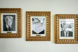 Fotografía tomada de la cuenta oficial @WhiteHouse en la red social X de la Casa Blanca que muestra un bolígrafo automático o 'autopen' en el lugar del retrato del exmandatario Joe Biden en la galería de fotos presidenciales, en la sede del Ejecutivo estadounidense, en Washington (EE.UU.). EFE/@whitehouse