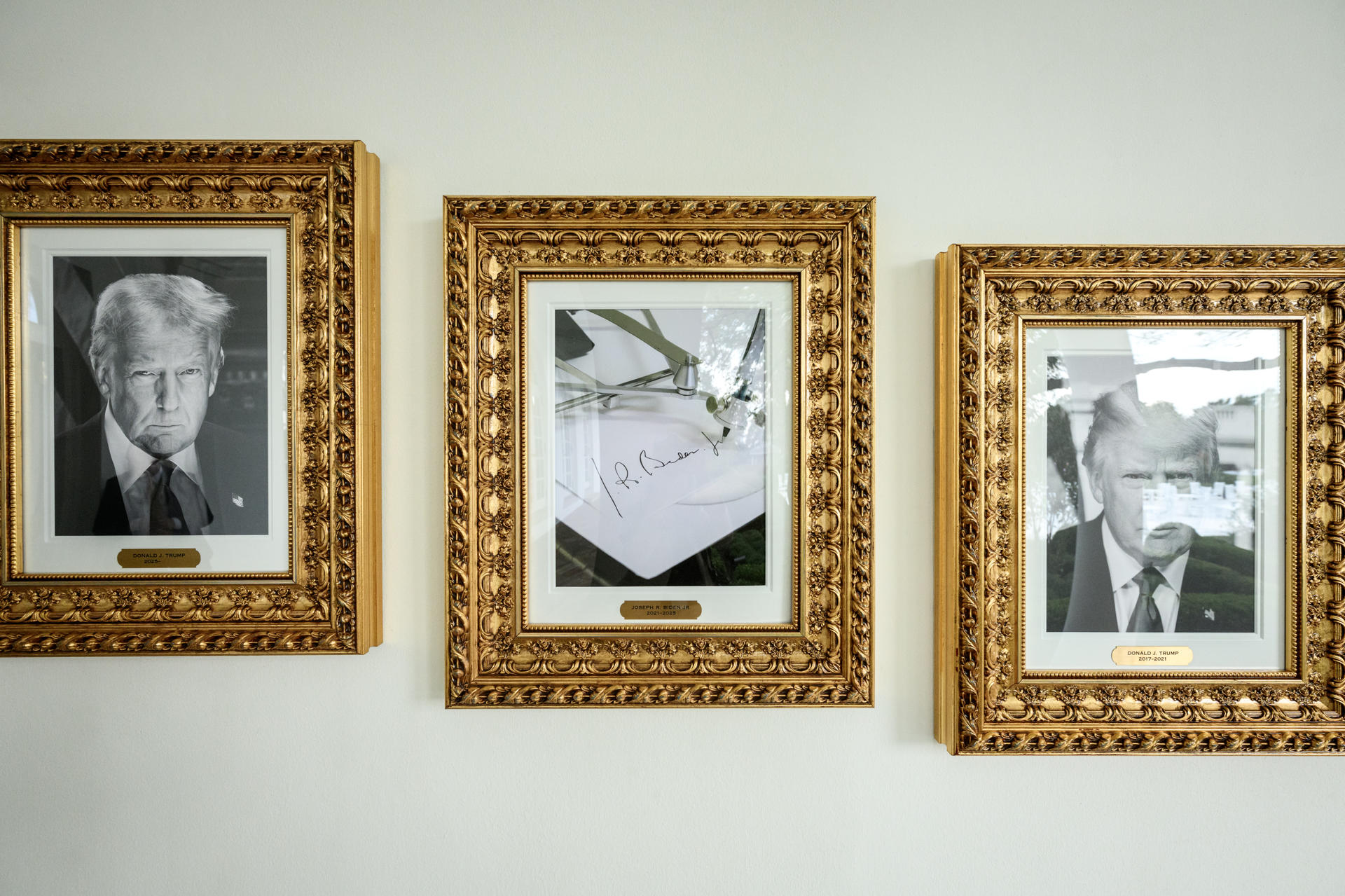 Fotografía tomada de la cuenta oficial @WhiteHouse en la red social X de la Casa Blanca que muestra un bolígrafo automático o 'autopen' en el lugar del retrato del exmandatario Joe Biden en la galería de fotos presidenciales, en la sede del Ejecutivo estadounidense, en Washington (EE.UU.). EFE/@whitehouse