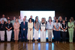 La reina Letizia (c), acompañada por la ministra de Igualdad, Ana Redondo (5i) y el delegado del Gobierno en Madrid, Francisco Martín Aguirre (4i), entre otros, asiste al III Congreso Internacional sobre Trata de Seres Humanos, que aborda los vínculos entre prostitución, pornografía y trata, este jueves en Madrid. EFE/ Daniel González