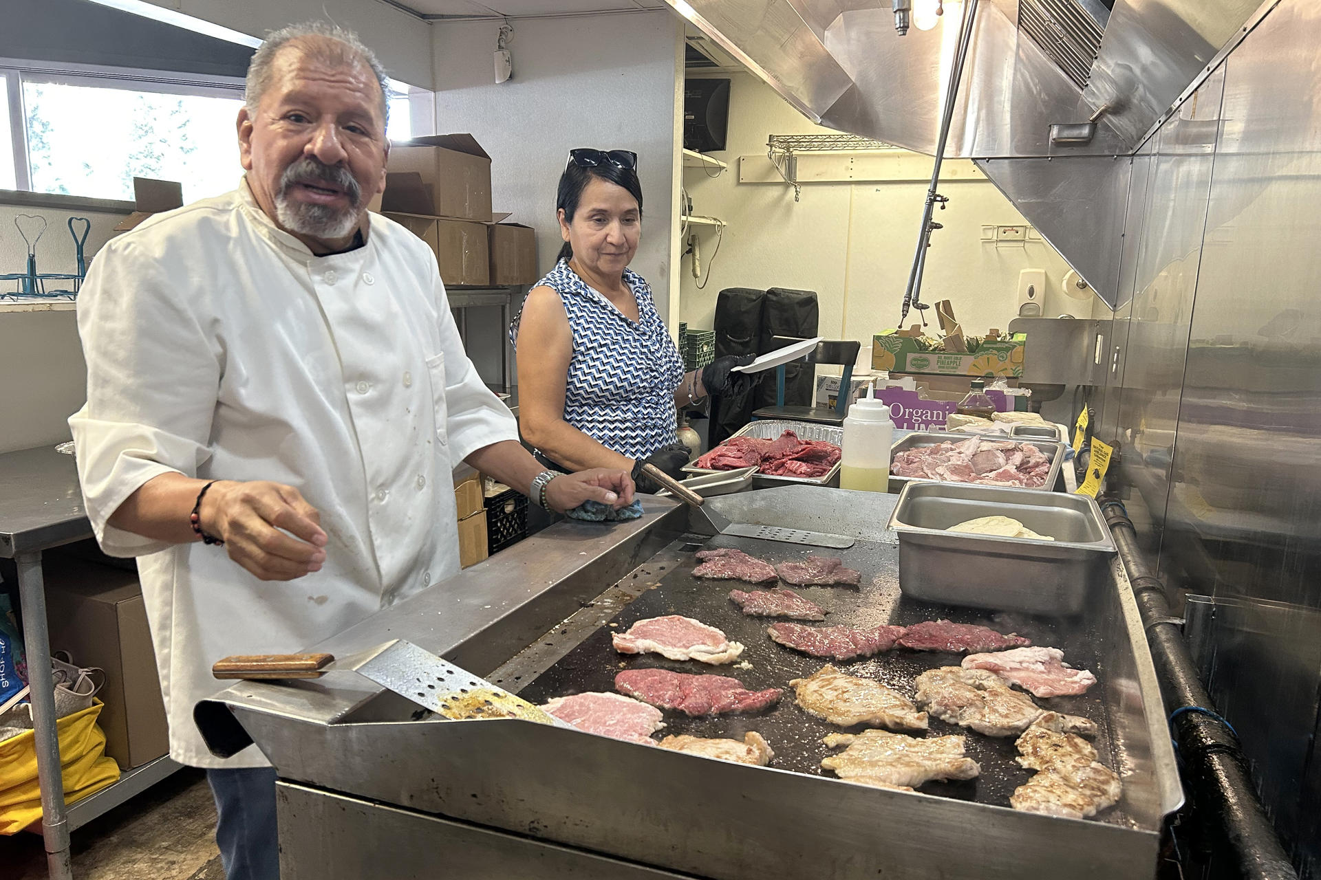 El dueño de la Taquería El Califa de León, Mario Hernández Alonzo (i), cocina este 3 de septiembre de 2025, en Tucson (Estados Unidos). EFE/ María León