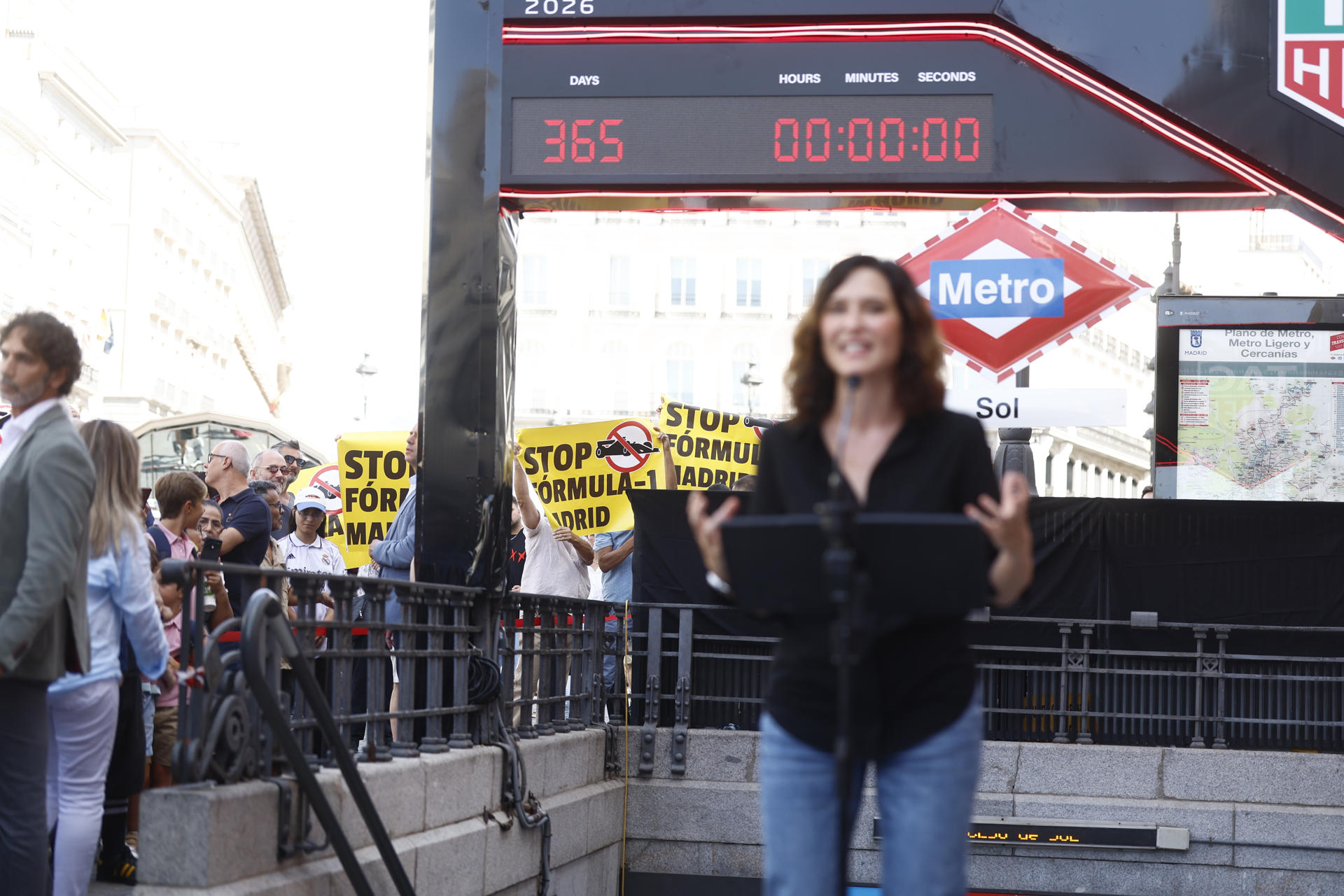 La presidenta de la Comunidad de Madrid, Isabel Díaz Ayuso durante el acto de presentación de un contador gigante instalado en la Puerta del Sol que será testigo de la cuenta atrás para la celebración del GP de España de Fórmula Uno. EFE/Rodrigo Jiménez
