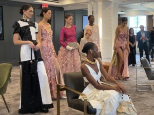 Modelos lucen diseños de la colección primavera-verano 'Bloom' del diseñador colombiano Raúl Peñaranda este jueves, en la Semana de la Moda de Nueva York (NYFW) (EE.UU.). EFE/Alicia Sánchez
