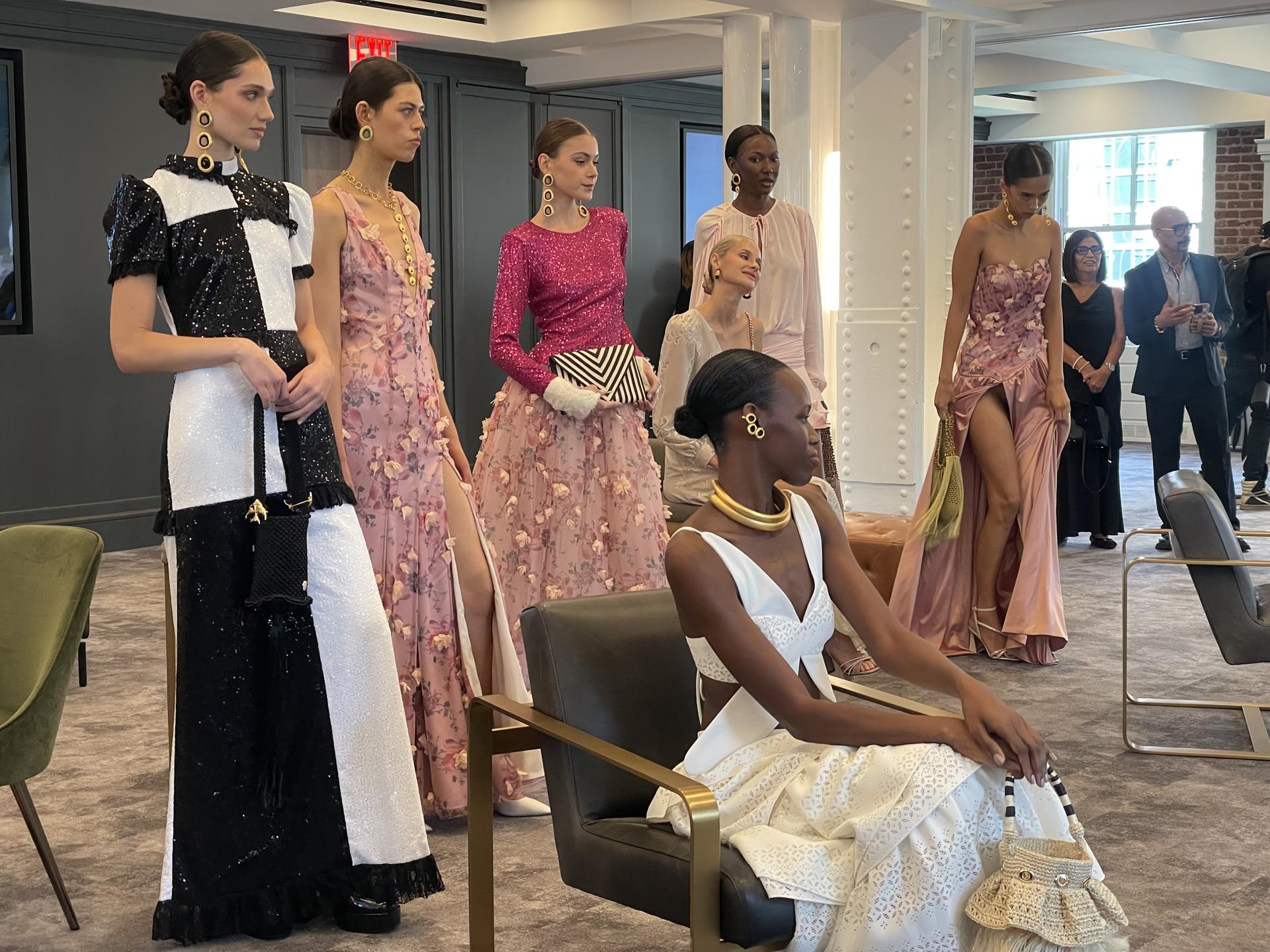 Modelos lucen diseños de la colección primavera-verano 'Bloom' del diseñador colombiano Raúl Peñaranda este jueves, en la Semana de la Moda de Nueva York (NYFW) (EE.UU.). EFE/Alicia Sánchez