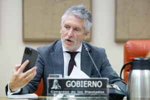 El ministro del Interior, Fernando Grande-Marlaska, informa en el Congreso sobre las medidas adoptadas por su departamento ante la grave situación de incendios forestales que afectan a distintos territorios del país y que han motivado la activación de fases de preemergencia y emergencia en varias comunidades autónomas, este jueves. EFE/ Chema Moya