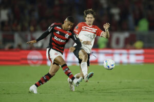 Samuel Lino (i), de Flamengo, disputa el balón con Román Gómez, de Estudiantes, en el partido de cuartos de final de la Copa Libertadores en el estadio Maracaná en Río de Janeiro (Brasil). EFE/André Coelho