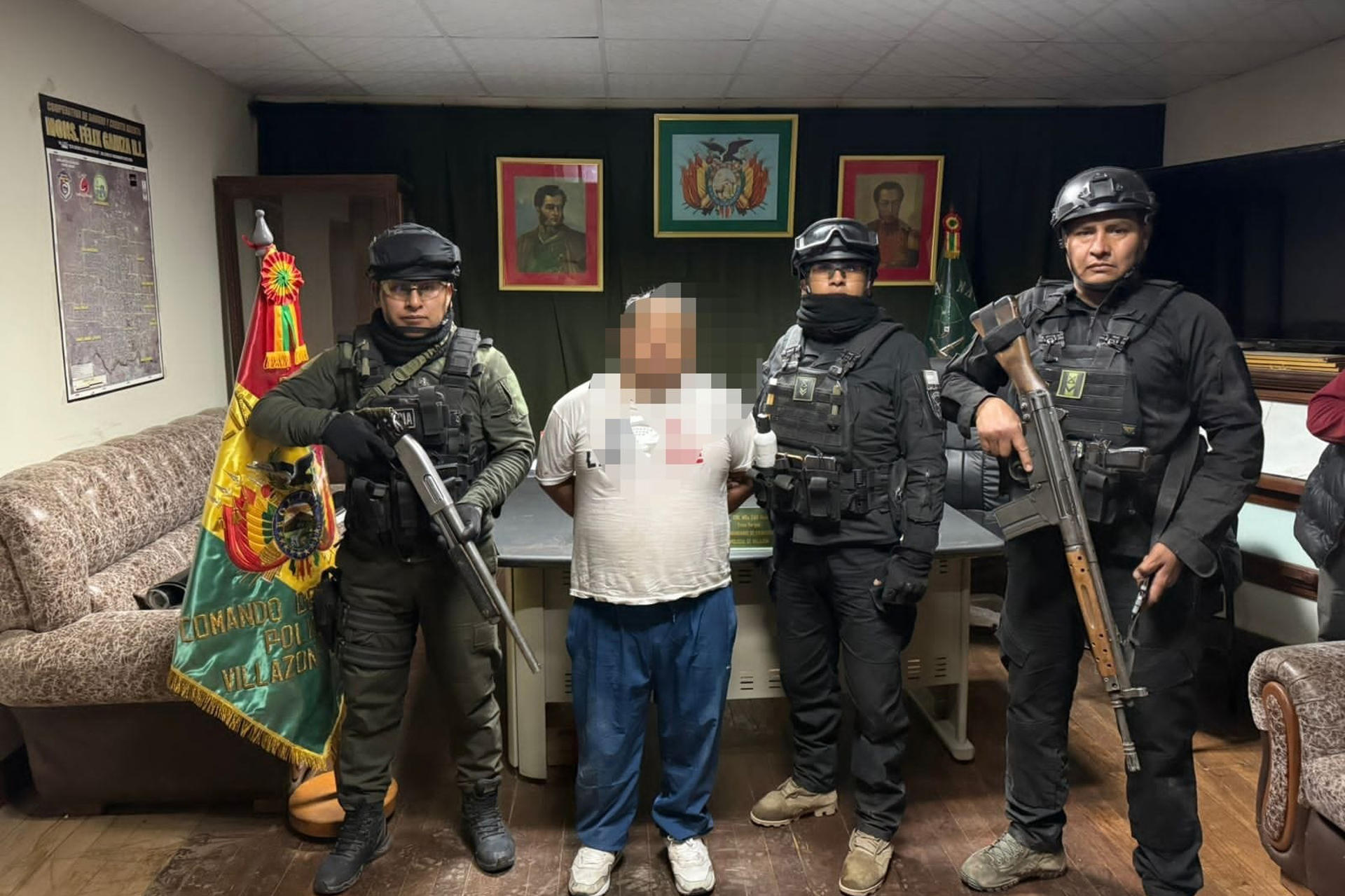 Fotografía cedida por la Fiscalía General del Estado de Bolivia que muestra a integrantes de la Policía de Bolivia custodiando al peruano Lázaro Víctor Sotacuro este sábado, en Villazón (Bolivia). EFE/ Fiscalía General del Estado de Bolivia