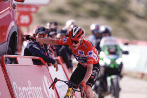 El danés Jonas Vingegaard (Visma Lease a Bike) (I) se impone en la vigésima y penúltima etapa de la Vuelta a España disputada este sábado entre las localidades madrileñas de Robledo de Chabela y el Puerto de Navacerrada con un recorrido de 165.6 km. EFE/ Javier Lizón