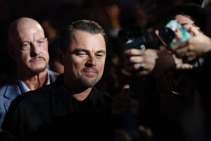 El actor estadounidense Leonardo Dicaprio, firma autógrafos durante la alfombra roja de la película 'Una batalla tras otra' el jueves, en la Ciudad de México. EFE/Sáshenka Gutiérrez
