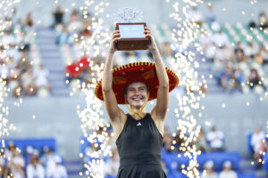 La tenista estadounidense Iva Jovic posa al ganar la final del torneo Guadalajara Open WTA 500. EFE/ Francisco Guasco