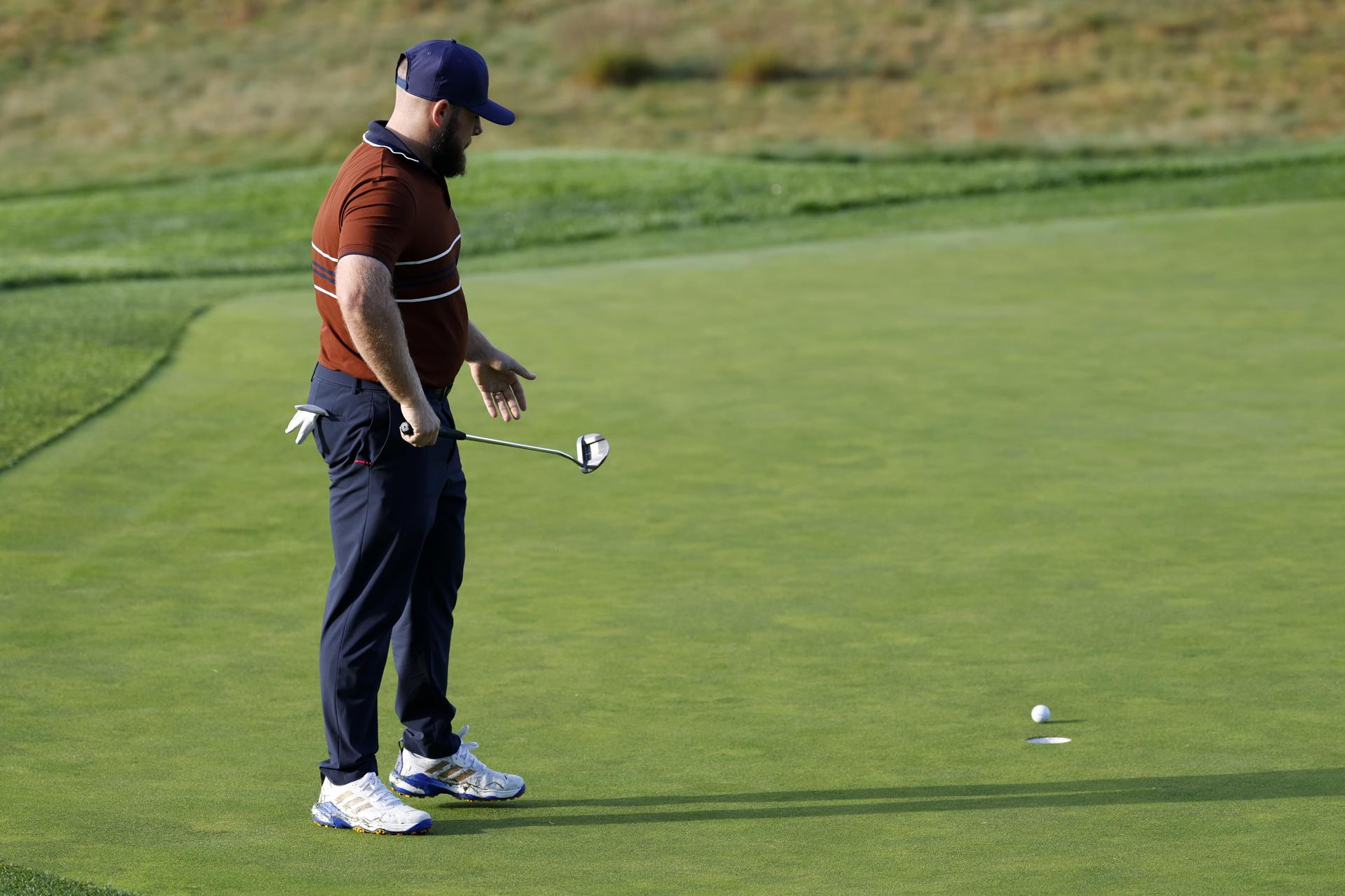 Tyrrell Hatton, del equipo de Europa, durante la Copa Ryder de golf en New York. EFE/EPA/ERIK S. LESSER
