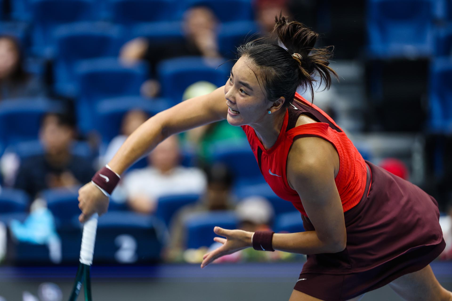 La tenista china Yuan Yue en acción durante el partido del individual femenino contra la polaca Iga Swiatek de Polonia del Abierto de China, celebrado en Pekin. EFE/EPA/WU HAO
