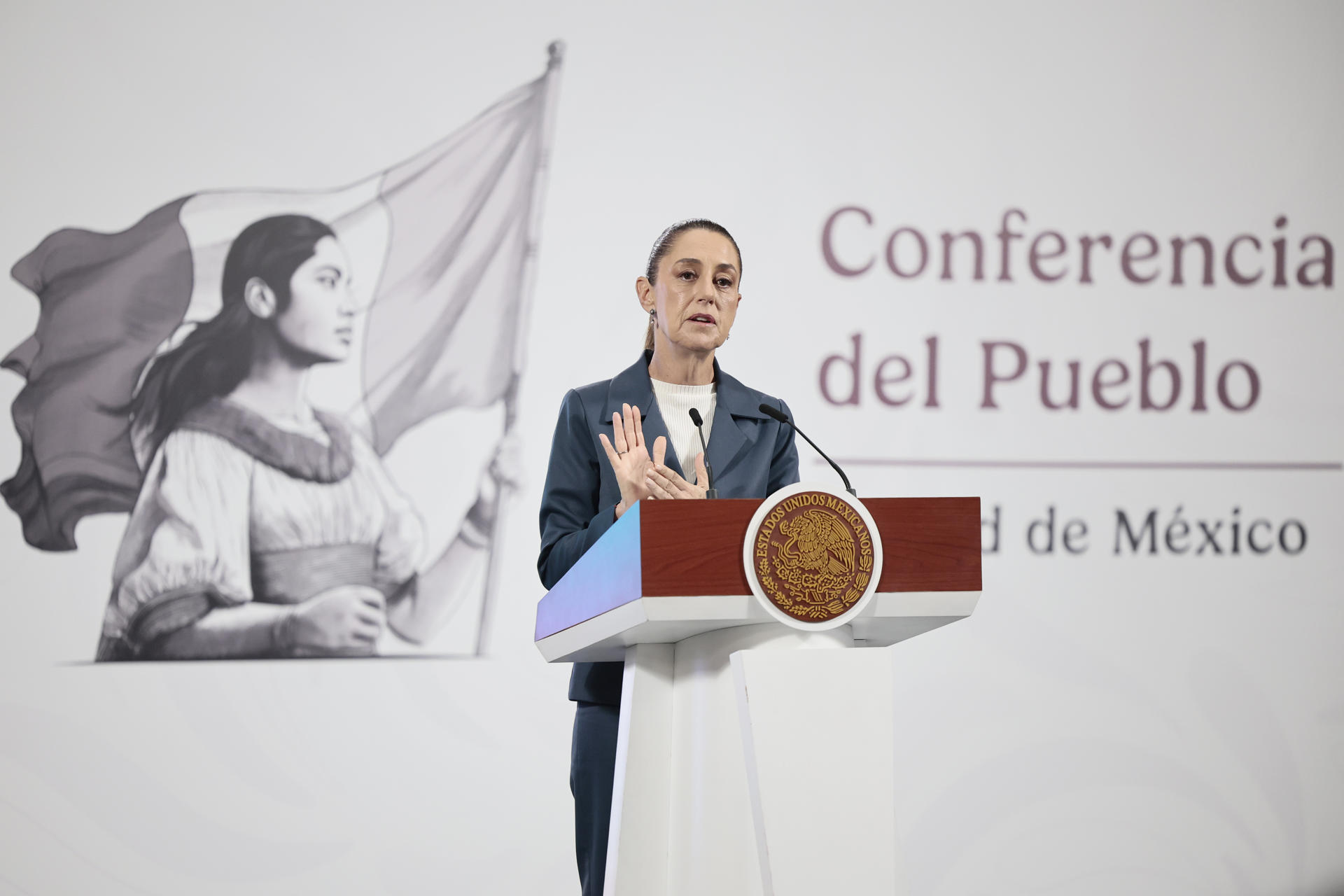 La presidenta de México, Claudia Sheinbaum, habla en una rueda de prensa este miércoles, en el Palacio Nacional de Ciudad de México (México). EFE/José Méndez
