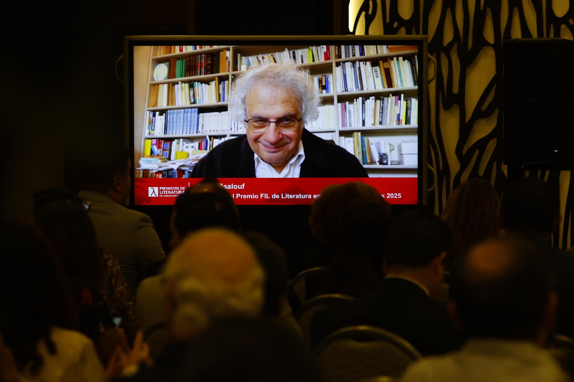 El periodista y escritor francés Amin Maolouf (en pantalla) participa de manera virtual en una rueda de prensa este lunes, en Guadalajara (México). EFE/Francisco Guasco