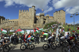 Decenas de personas protestan contra Israel al paso del pelotón por el Castillo de los Templarios en Ponferrada (León), durante la etapa 17 de la Vuelta Ciclista a España, disputada este miércoles entre O Barco de Valdeorras (Ourense) y Alto de El Morredero (EL Bierzo-León) y con 143,2km de recorrido. EFE/Ana F Barredo