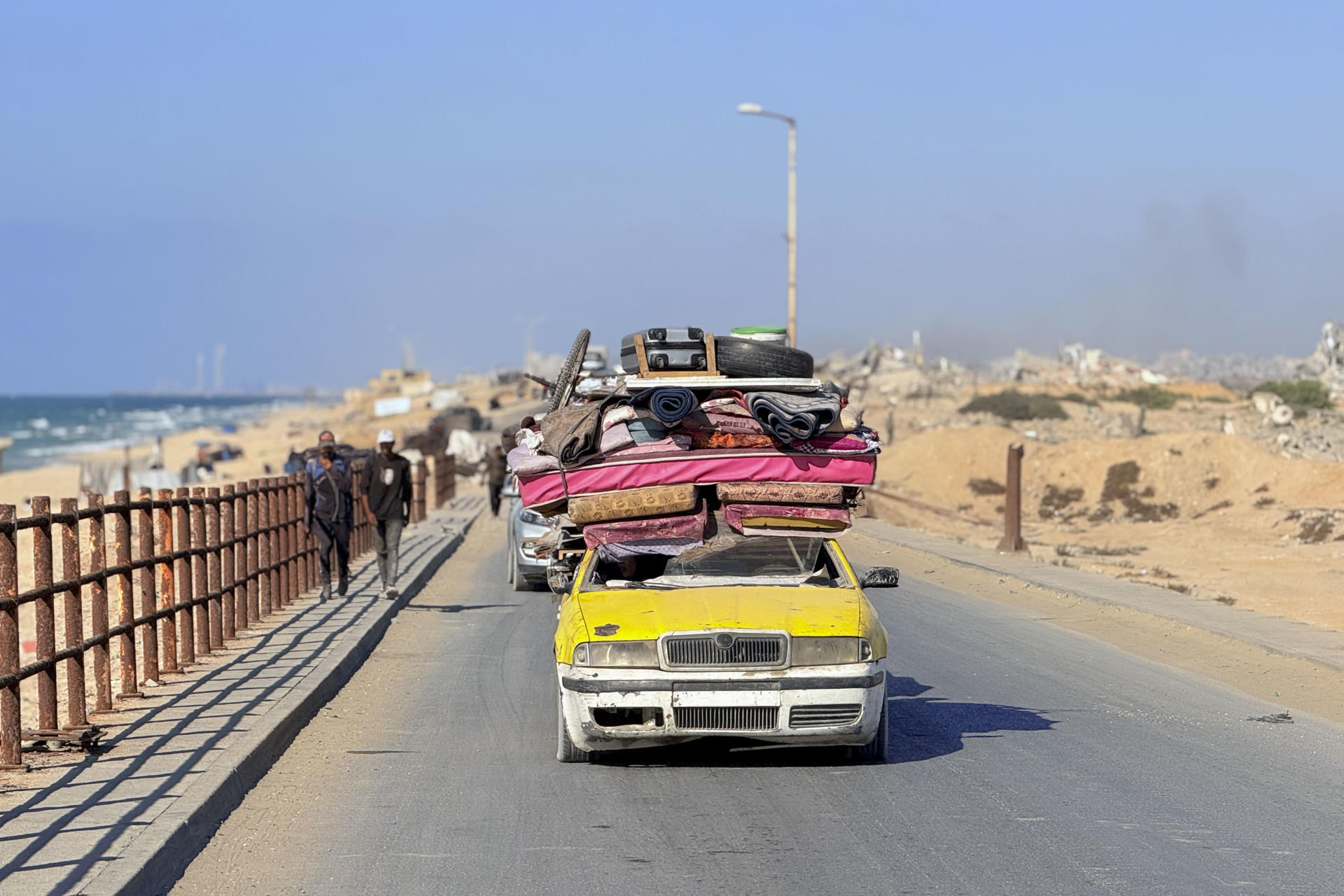 Miles de personas se desplazan este viernes desde la ciudad de Gaza hacia el sur de la Franja de Gaza, tras las órdenes de evacuación forzosa israelíes y los constantes bombardeos. EFE/ Ahmad Awad
