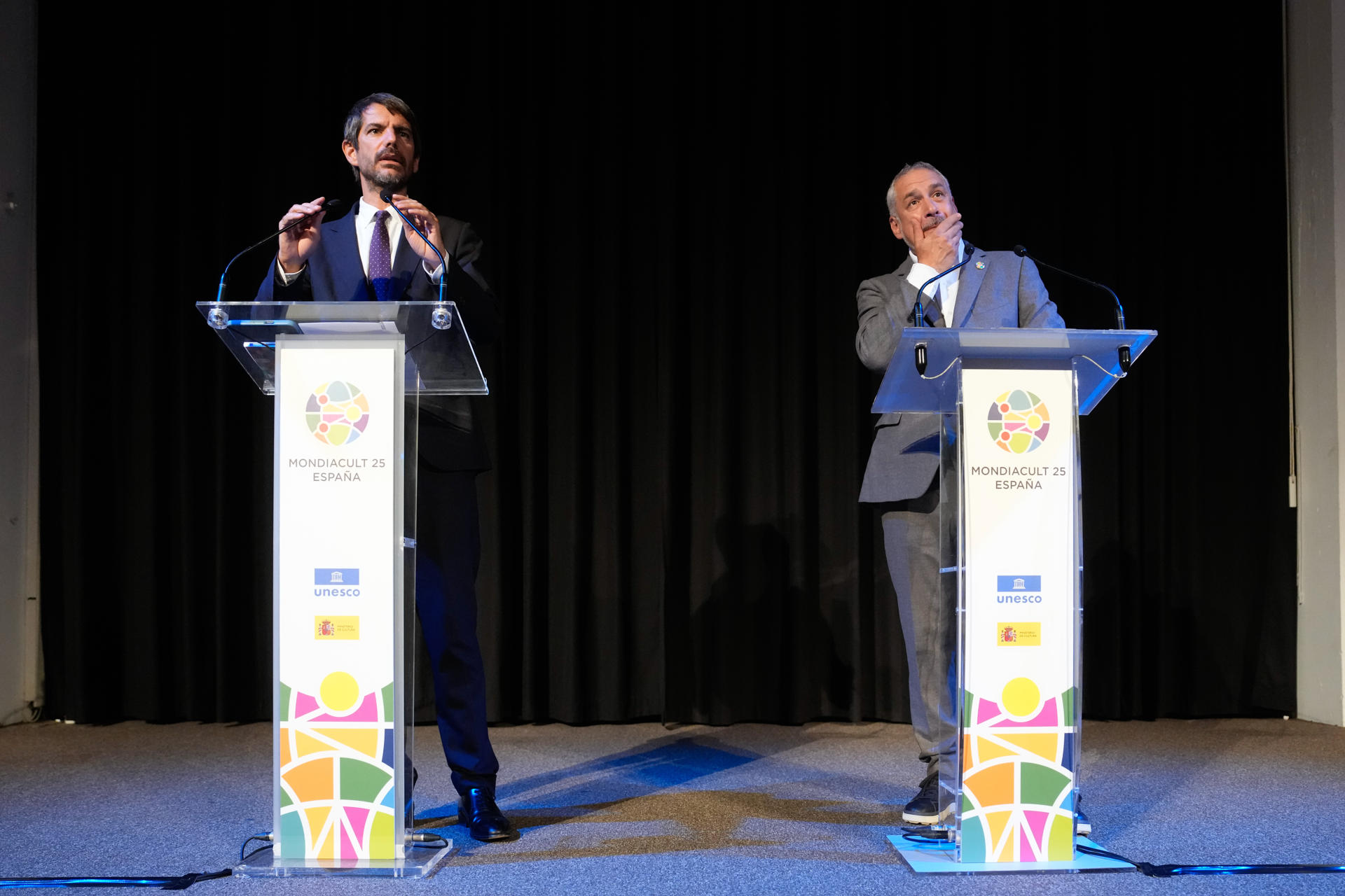 El ministro de Cultura, Ernest Urtasun (i), y el subdirector general de Cultura de la UNESCO, Ernesto Ottone (d), durante el acto celebrado este jueves en la Funció Miró donde se ha presentado la programación y objetivos de Mondiacult 2025, la Conferencia Mundial de la UNESCO sobre Políticas Culturales y Desarrollo Sostenible, que se celebrará en Barcelona del 29 de septiembre al 1 de octubreEFE/ Enric Fontcuberta
