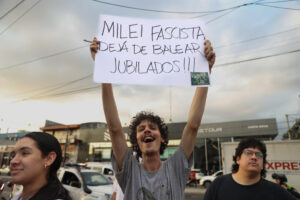Una persona sostiene un cartel durante una manifestación contra la participación del presidente de Argentina, Javier Milei, en el Foro de Emprendedores Industriales de Paraguay FEIP 2025 este martes, frente a la Secretaría Nacional de Deportes, en Asunción (Paraguay). EFE/ Juan Pablo Pino