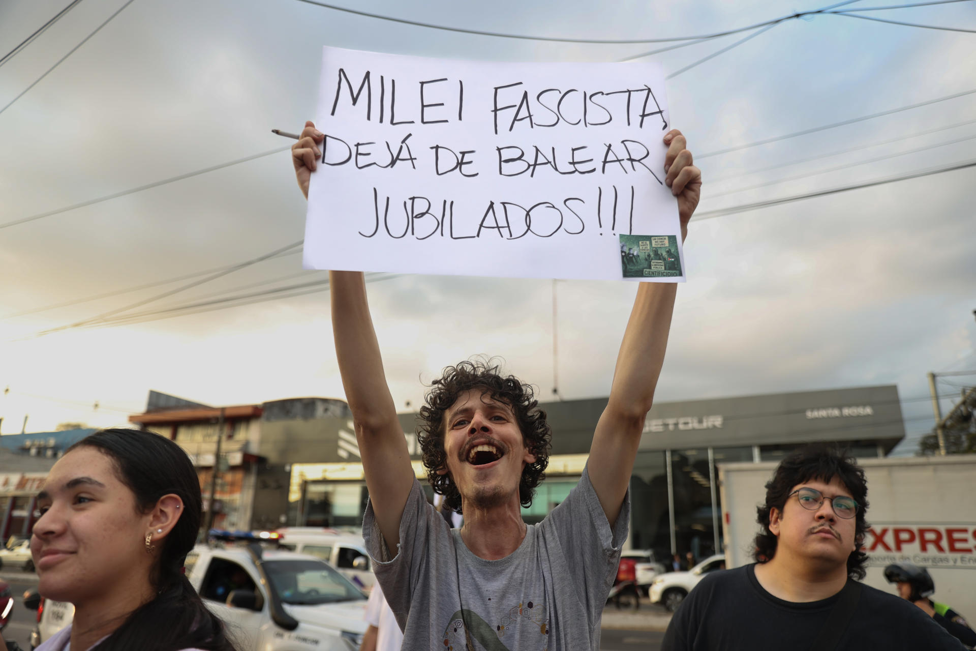 Una persona sostiene un cartel durante una manifestación contra la participación del presidente de Argentina, Javier Milei, en el Foro de Emprendedores Industriales de Paraguay FEIP 2025 este martes, frente a la Secretaría Nacional de Deportes, en Asunción (Paraguay). EFE/ Juan Pablo Pino