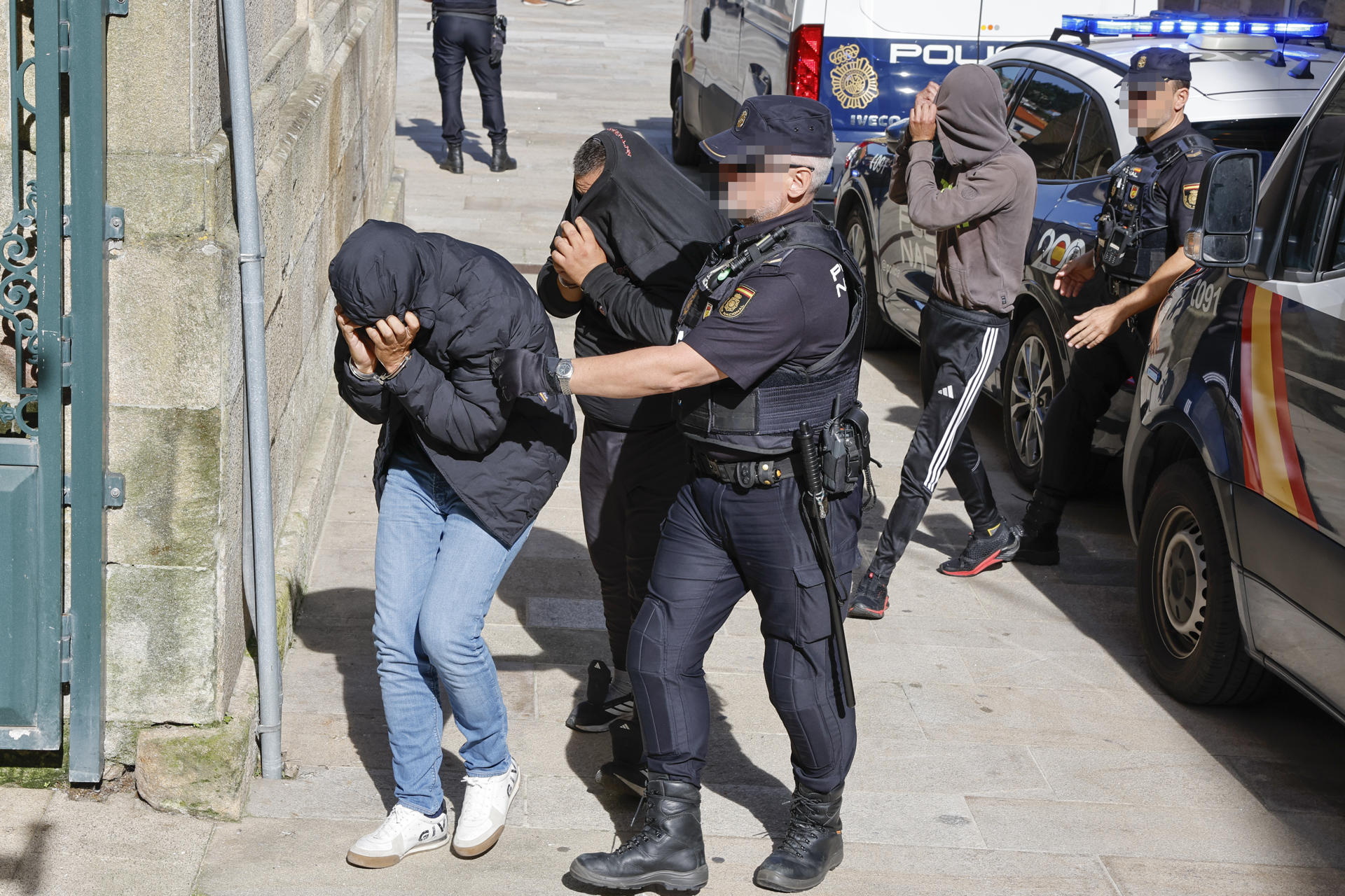 Los once detenidos por el alijo de 3.500 kilos de cocaína en A Pobra do Caramiñal (A Coruña), que llegó a las costas gallegas en el interior de un narcosubmarino, han pasado a disposición judicial este viernes en Muros. Los once detenidos han llegado a los juzgados de la localidad coruñesa de Muros cerca de las 12:30 horas para prestar declaración ante el titular del juzgado de instrucción número uno de Muros (A Coruña), que ha decretado secreto de sumario. EFE/ Lavandeira Jr