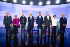 Fotografía cedida por Chilevisión de los candidatos a la Presidencia de Chile, de izquierda a derecha, José Antonio Kast, Jeannette Jara, Eduardo Artés, Harold Mayne-Nicholls, Franco Parisi, Johannes Kaiser, Evelyn Matthei, y Marco Enríquez-Ominami, posando este miércoles, durante el primer debate en Santiago (Chile). EFE/ Marcelo Martin /Chilevisión/