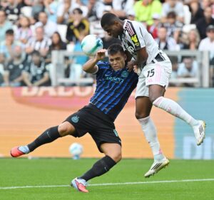 El jugador del Juventus Pierre Kalulu (d) junto al punta del Inter Lautaro Martínez en Turín, Italia. EFE/EPA/ALESSANDRO DI MARCO