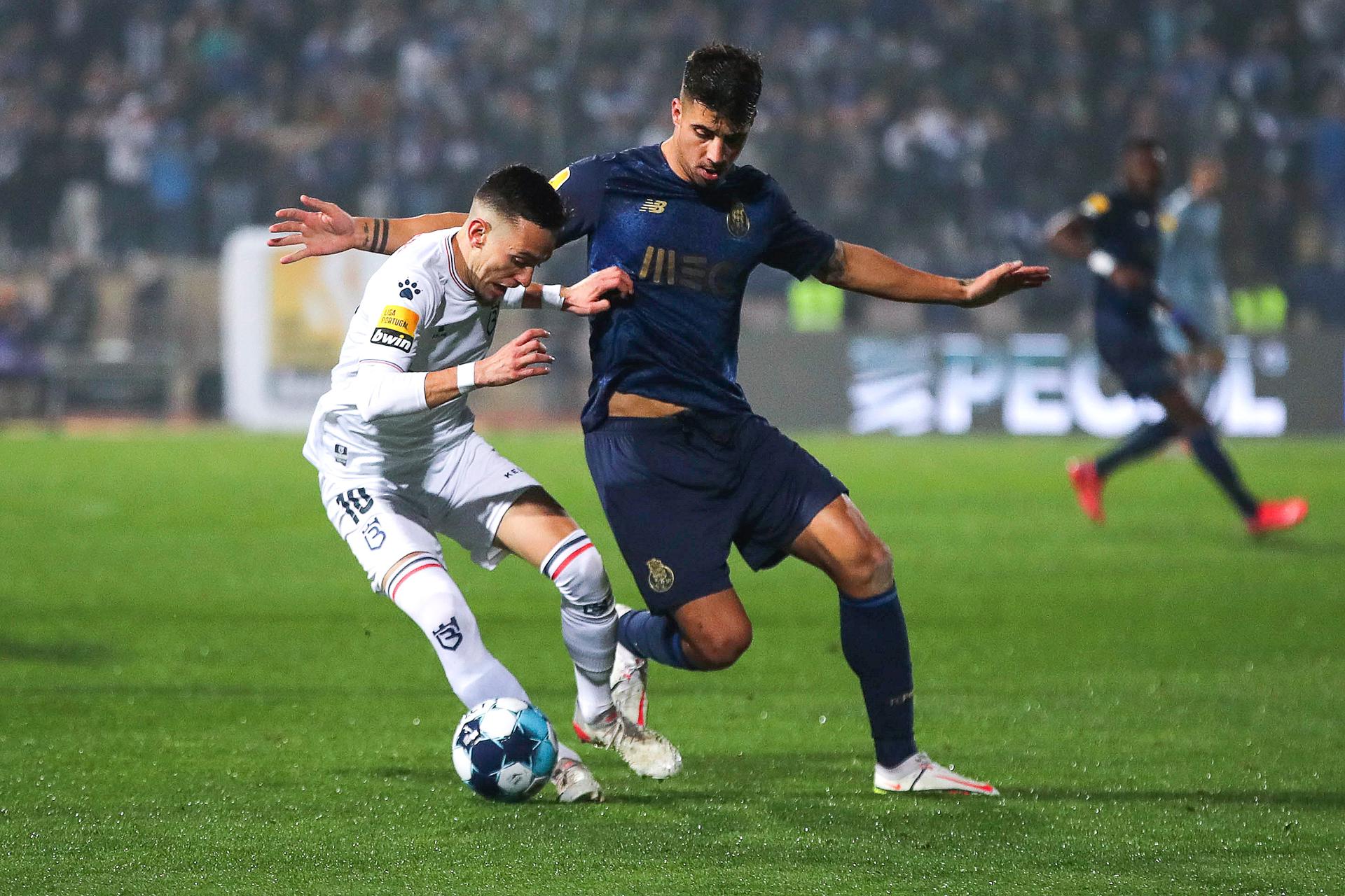 Fotografía de Manuel de Almeida, en la que puede verse en una imagen de archivo del 16 de enero de 2022 al futbolista portugués Fabio Cardoso (d), entonces en las filas del Oporto. EFE