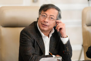 Fotografía cedida por la Presidencia de Colombia de su mandatario, Gustavo Petro, durante un consejo de ministros este lunes, en Bogotá (Colombia). EFE/ Presidencia de Colombia