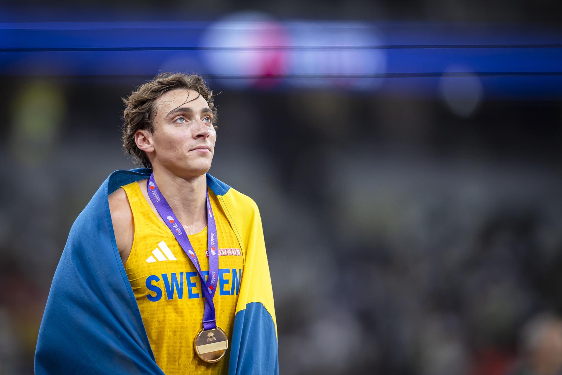 El pertiguista sueco Armand Duplantis, ganador de la medalla de oro con récord del mundo (6,30 metros) en Tokio. EFE/EPA/MICHAEL BUHOLZER