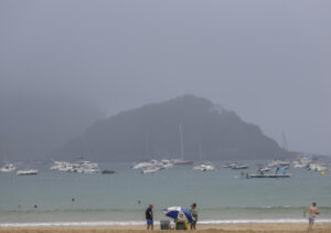 Unos bañistas en la playa de la Concha de San Sebastián, en una imagen de julio pasado. EFE/Juan Herrero